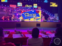 脱口秀演员王思文现身重庆当评委