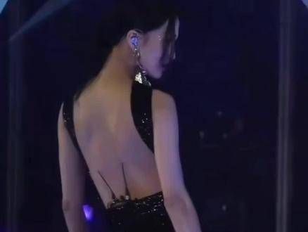 天后张韶涵现场表现超赞，身穿性感高叉裙…