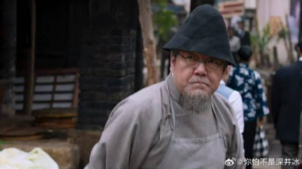 老人被人撞到 眼镜被人踩碎