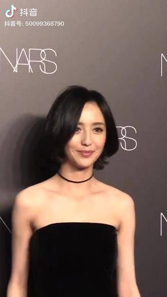 佟丽娅气质真好,衣着搭配得体
