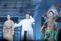 张艺兴一人分饰两角 深情演绎音乐话剧《受到召唤·敦煌》