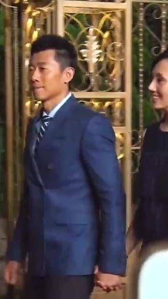 他们是11个孩子的父母,其中一个亲生,其他的孩子都是他们爱心收养的孤儿