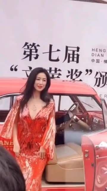 被誉为全球最美面孔的她,如今嫁给了圈外人,并育有一女,愿她幸福美满