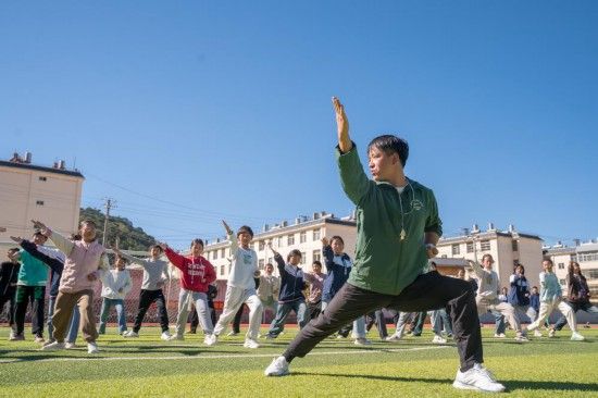 2024年11月12日，在云南省会泽县第一中学，老师在给学生上体育课。新华社发（彭奕凯摄）