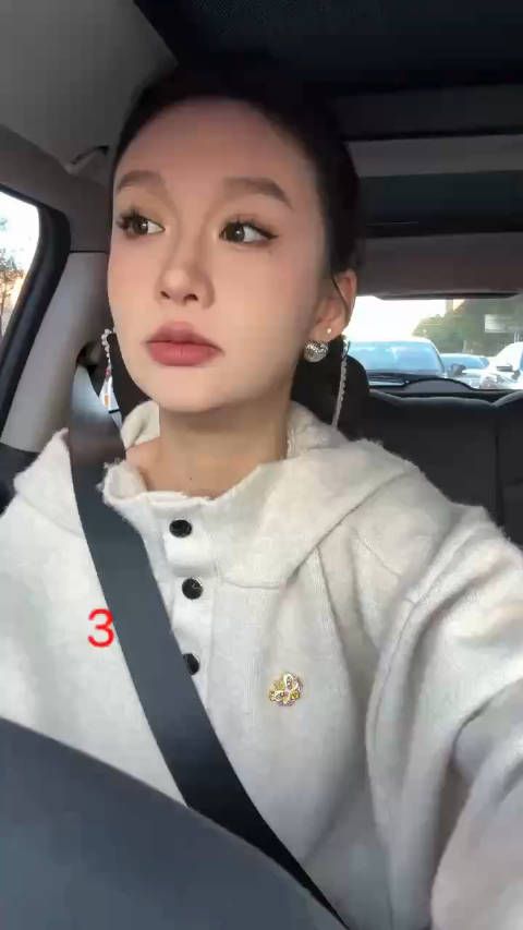 mini车主本身只是想在车上录一个生活vlog,结果刚好就被对面的沃尔沃撞了……