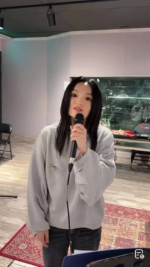 徐佳莹直播过程中,粉丝们在弹幕里点了首《理想人生》,因为没练过…