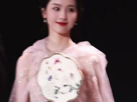 好一位温婉清雅的中式佳人