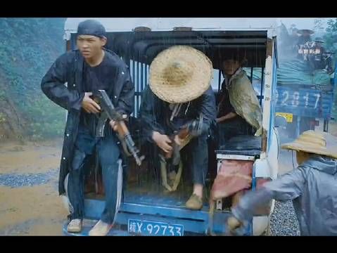 90年代悍匪如此嚣张,光天化日枪杀民警