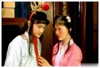 再看宝玉踢袭人这一节，才能明白背后原来藏有这两层深意！