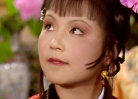 宝钗生日时，王熙凤为何故意指出那个像黛玉的戏子？