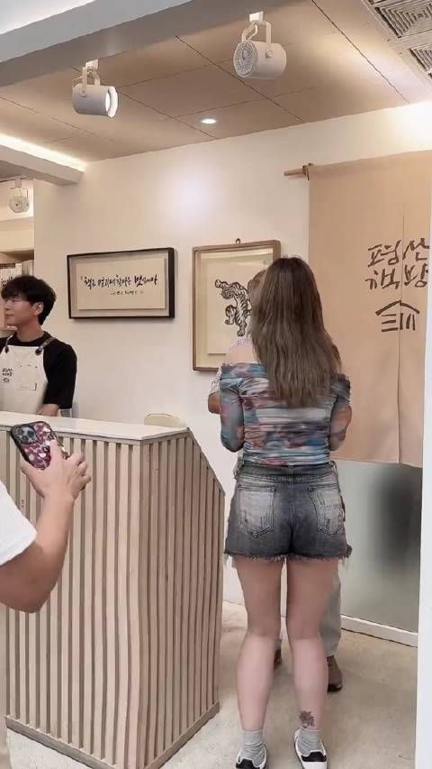 韩国美女爱追星,这次追的是白发苍苍的老人——文在寅!