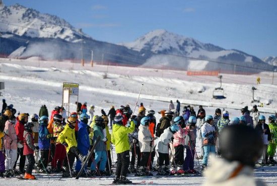 图为近日滑雪爱好者在新疆丝绸之路山地度假区排队等候滑雪。新华社记者 胡虎虎 摄