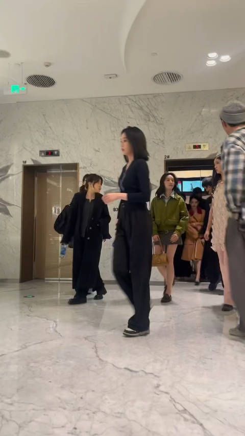 偶遇董洁,她穿着平底鞋,腿都好直好细啊,明星不愧是明星…