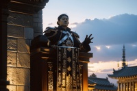 在演义里挺牛的华雄：他究竟是死于何人之手？你怎么看？