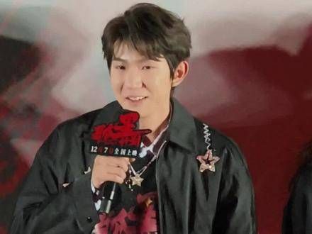 《孤星计划》路演活动中,主演王源现场演绎了电影的主题曲《别丢了你的勇敢》