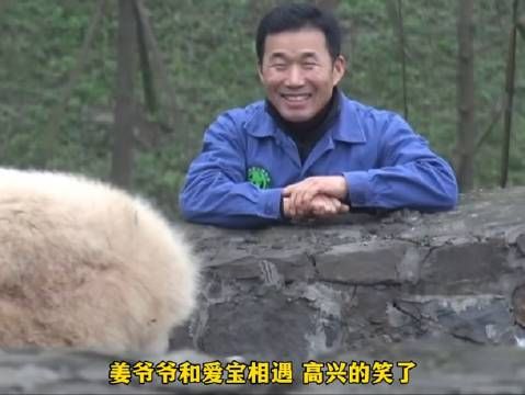 爷爷和爱宝相遇时 脸上挂满了溺爱的笑容