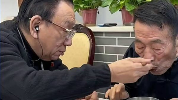 侯耀华 80 岁赴津访 93 岁杨少华,家宴喂饭泯恩仇,杨少华泪目
