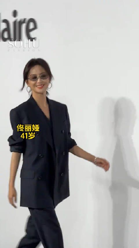 佟丽娅参加嘉人盛典 职场干练的气质