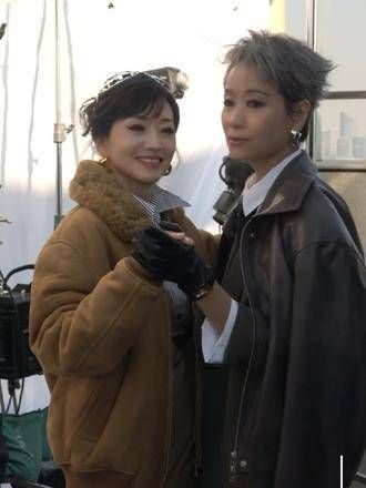 双人舞叶童 赵雅芝 嘉人女性影响力之夜