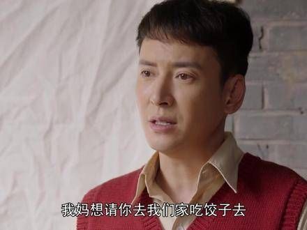 请女孩吃饭,还动手动脚,真是吓到她了