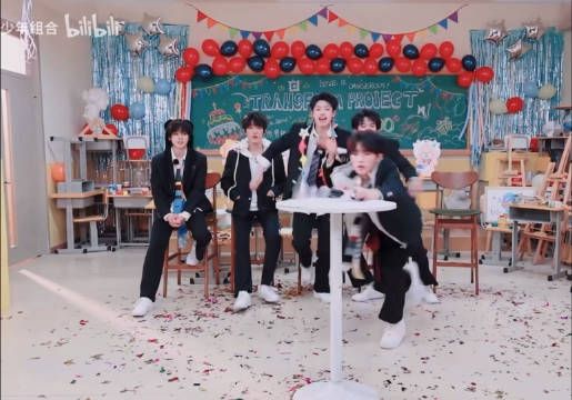 我家超雌妹在褶群疯雄哥里面怎么办啊