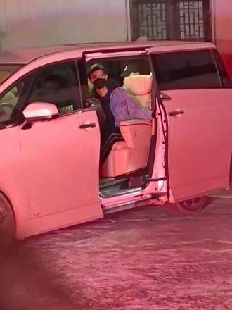 看到哥哥特意等了一会再上车,真的感到很感动嘉人