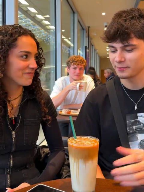 后面看戏的小哥,笑着笑着就笑不出来,手里的咖啡都变苦了...