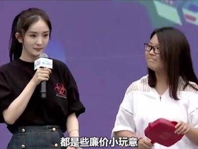 明星对待粉丝的态度大相径庭,华晨宇竟动手推开了粉丝…