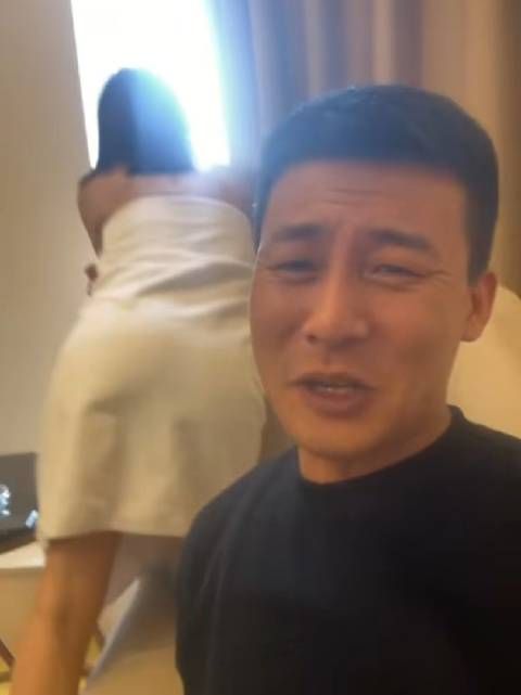 哥们真潇洒,要不是自己媳妇更潇洒