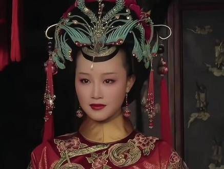 浣碧虽未饱读诗书,但其仪态端庄绝不逊色于甄嬛