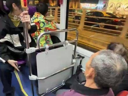 爷:一想到一会儿要表演我就忍俊不禁