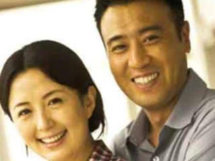于和伟与宋林静携手走过28年的婚姻,依然恩爱如初,堪称娱乐圈中的模范夫妻