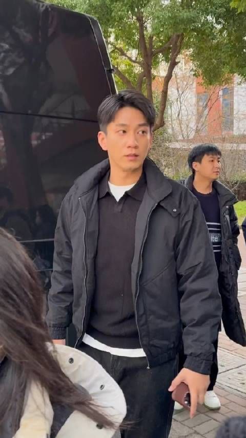 王子奇进组《罚罪2》了,就是眼睛有点红,前一天熬夜辛苦了!