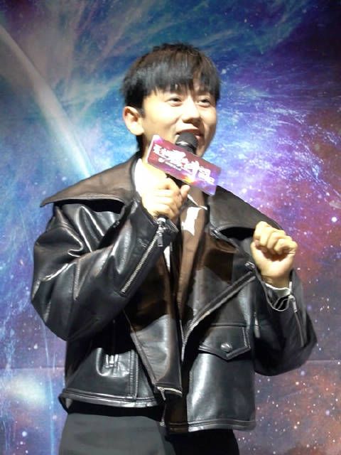 粉丝映后互动和张杰玩剪刀石头布,表示“你是我的拳布”…