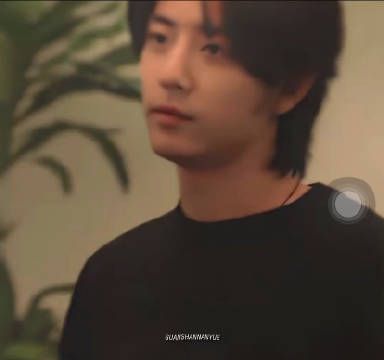 突然觉得肖战挺港风的,撩头发的瞬间谁懂啊,有点痞气so charming