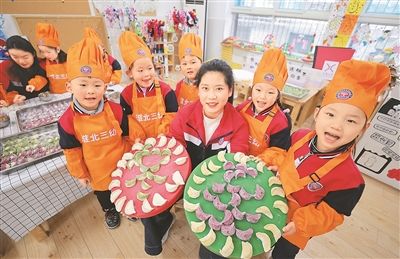近日，安徽省淮北市第三实验幼儿园的老师和孩子们一起包饺子，迎接即将到来的冬至。冯树风摄（人民视觉）