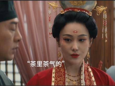男子与富婆逛街被曝光,听到“妻子”二字让他浑身发抖