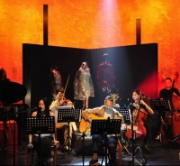 一年演出二百六十多场，不炒先锋冷饭｜著名导演张广天为何这么火？