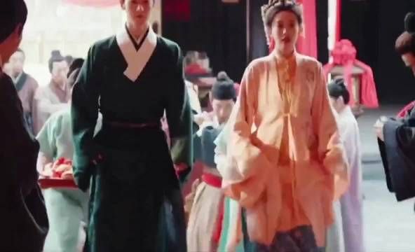 孟子义直播的时候说拍戏的时候妈妈就在剧组,所以让妈妈也客串了一场戏