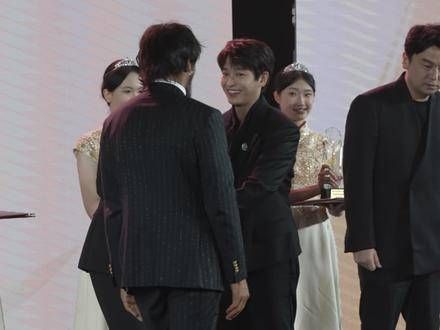 王一博和彭昱畅在现场互相谦让C位,真是谦谦君子风范