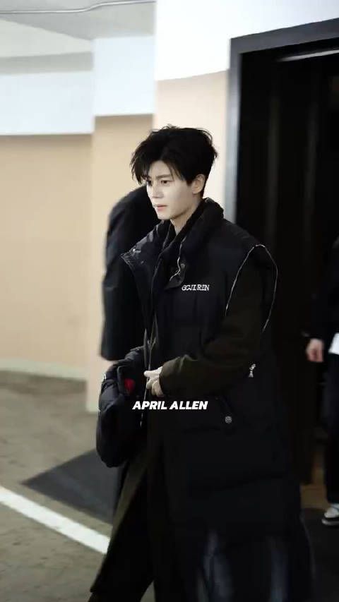 任嘉伦@任嘉伦Allen 今天的红毯!硬帅啊啊啊!谁看了不得扭成了一个麻花啊