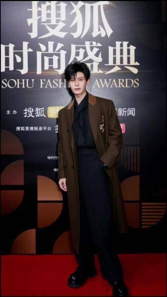 恭喜任嘉伦今晚斩获两项大奖,年度时尚影响力艺人和年度实力人物荣誉