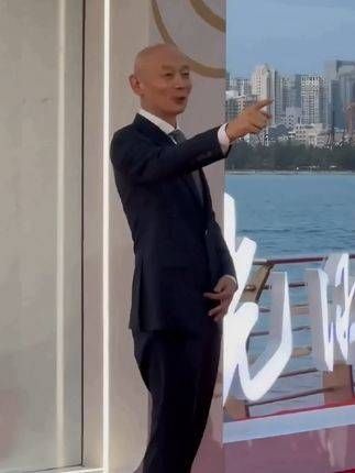 葛优和刘德华同框亮相活动,葛大爷真是幽默风趣