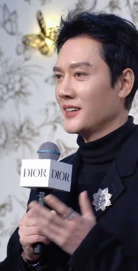 冯绍峰 看到他就不知道为什么就想起了我们的颖宝，两个人为什么要离婚呀？