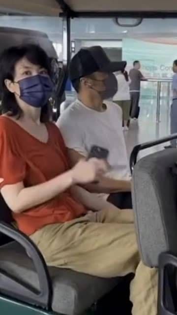 王菲依依偎在谢霆锋肩上,甜蜜感溢出屏幕