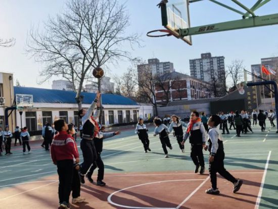 在北京市西城区奋斗小学北校区，学生们参与课间活动。（受访者供图）