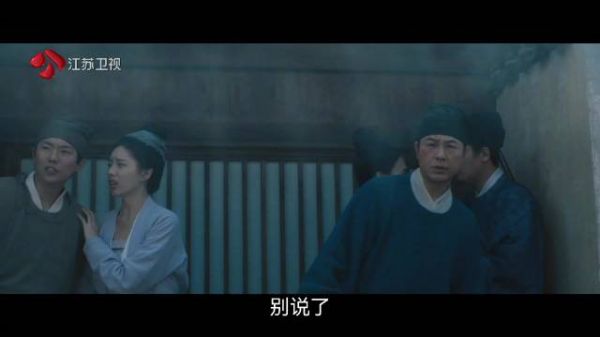 天边闪出一道五彩祥云,百姓们都以为这是祥瑞之气,一起在岸边欢呼