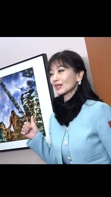 今日香港活动中,71岁的依然优雅大方,有没有人喜欢她呢?