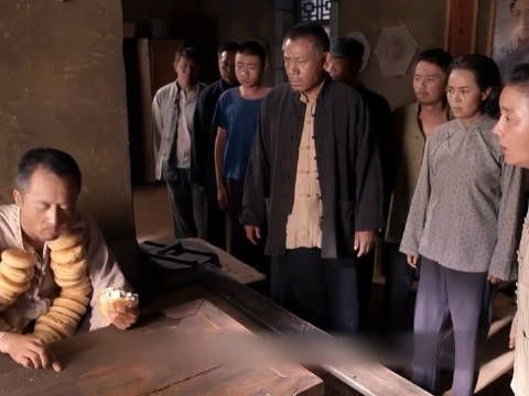男人为了不交粮食,全部做成了杠子头,一顿吃了三十个