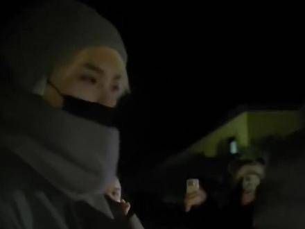 侯明昊1223日凌晨下班后,回复了小NAN的评论 我朋友第一次等小侯下班